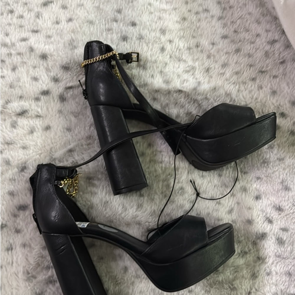 GBG Los Angeles Black Platform Sandals with Gold Chain